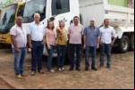 Cerejeiras: Padre Ton entrega veículos e ônibus escolares à população