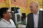 Governador destaca trabalho de voluntários ao visitar famílias abrigadas em paróquia 