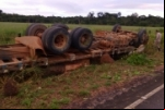 RIO CRESPO: Caminhão toreiro tomba e motorista fica preso a ferragens por mais de quatro horas na entrada do município