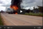 JACY PARANÁ: Grave acidente envolve caminhão da Gazin e carro pequeno na BR 364 – VÍDEO