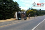 ARIQUEMES: Carreta carregada de soja tomba na BR–364