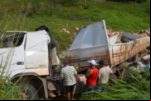 Jaru: Carreta tomba na curva da morte e deixa condutor gravemente ferido