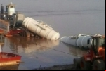 PORTO VELHO: BI–TREM CARREGADA COM 50 MIL LITROS DE DIESEL CAI NO RIO MADEIRA