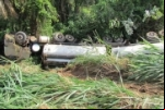 JARU – Carreta capota em ribanceira às margens da BR para não colidir na traseira de outra