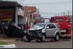 Carro capota e por muito pouco na invade farmácia em Porto Velho