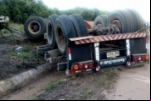 PORTO VELHO: DESGOVERNADO – Caminhão apreendido derruba poste e deixa motorista ferido na BR–364