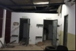 Populares invadem delegacia no Acre, retiram preso suspeito de 3 mortes e o matam com foice e pauladas