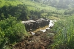JARU: Carreta carregada com madeira cai em ribanceira às margens da BR–364