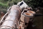 Ponte quebra e caminhão leiteiro cai dentro do rio em Machadinho do Oeste