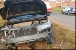 JARU: Condutor de Corolla fica preso em ferragens ao colidir em árvore na entrada do Jardim Europa
