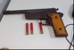DENÚNCIA: Homem é preso com arma na cintura em bar na zona leste