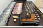 Procurado por homicidio é preso com drogas, arma e munições