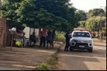 JARU: MENOR É PEGO EM FLAGRANTE COMETENDO FURTO E É SEGURO POR POPULARES ATÉ A CHEGADA DA POLÍCIA