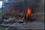 Ônibus contendo ageiros pega fogo e é completamente destruíd pelas chamas – VÍDEO