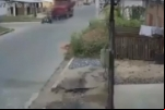 Homem cai de garupa de moto e vai parar debaixo de caminhão – VÍDEO