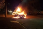 DESTRUIÇÃO: Carro é incendiado durante ataque de dupla criminosa na capital