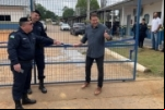 Alex Redano entrega obra proveniente de emenda para construção de muro no 7º BPM