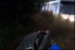 Carro cai em barranco após fuga de blitz da PRF em Ji–Paraná