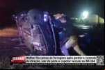 Mulher fica presa ás ferragens após perder o controle da direção, sair da pista e capotar veículo na BR–364 – Vídeo