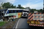 Acidente na Serra do Mangaval entre carreta e ônibus da Eucatur deixa feridos e bloqueia parte da BR–070 no MT ; veja vídeo