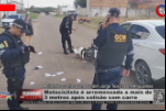 Motociclista é arremessada a mais de 3 metros após colisão com carro – Vídeo