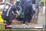 Mulher é socorrida após colidir motocicleta na traseira de caminhonete na Av. JK – Vídeo