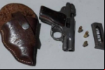 Embriagado e acusado de ameaçar matar o próprio filho com tiros de pistola, homem é preso pela Polícia Militar, em Vilhena