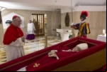 DESPEDIDA: Vaticano divulga primeiras imagens do papa no caixão e datas do funeral